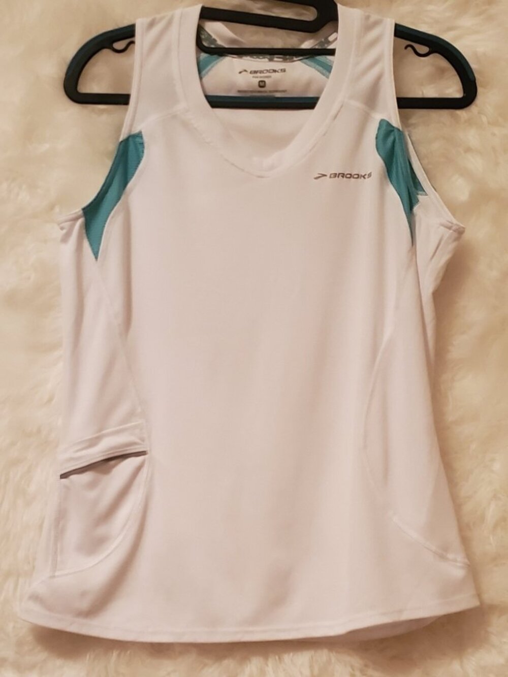 BROOKS 🤍 Tech Knit Lightweight Tank Top w/ Pocket